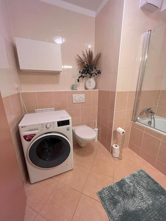 2 Room Apartment With Terrace, New Building, Jegeho Bratislava Eksteriør billede
